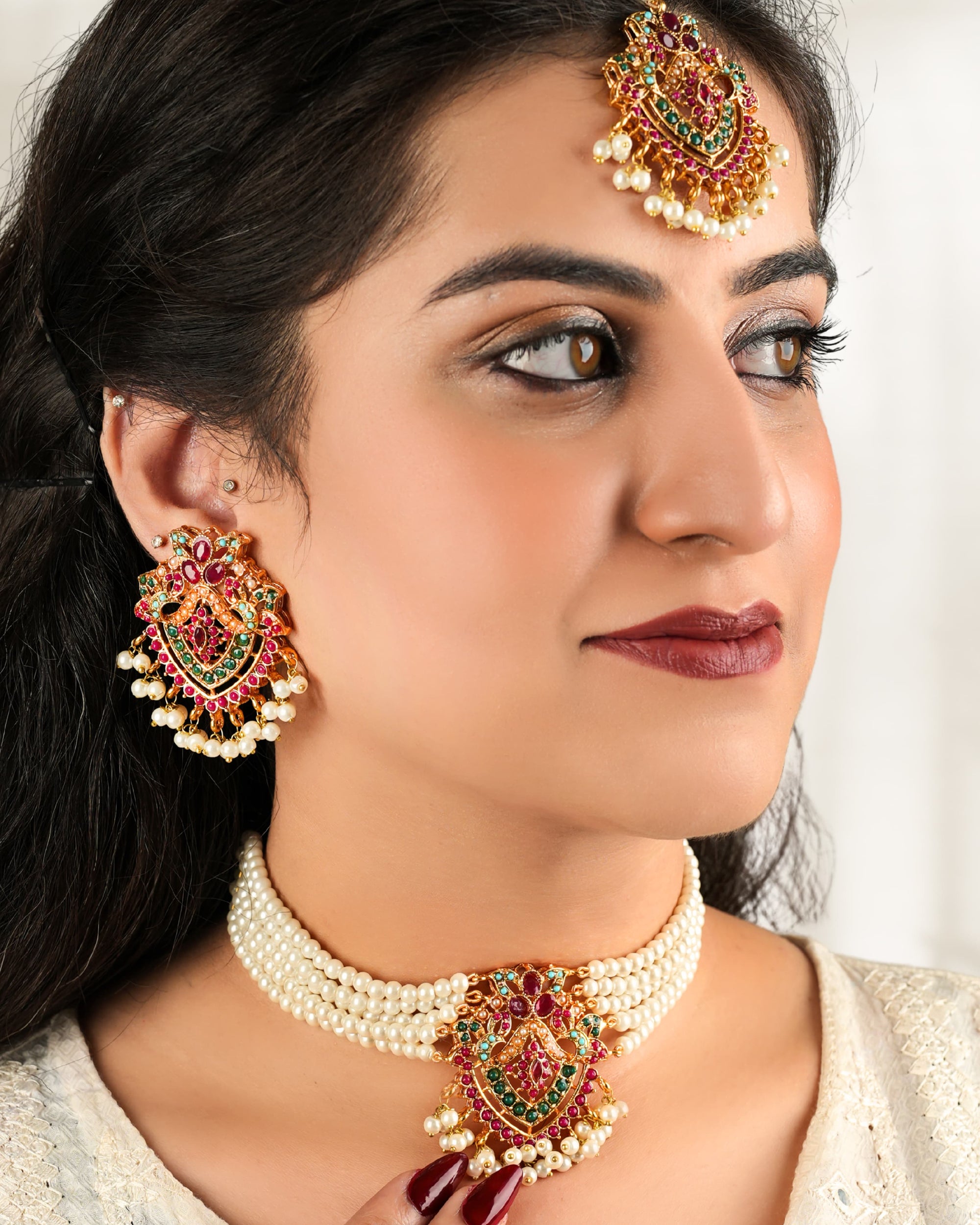 Ayira Nauratan Choker Set With Tika