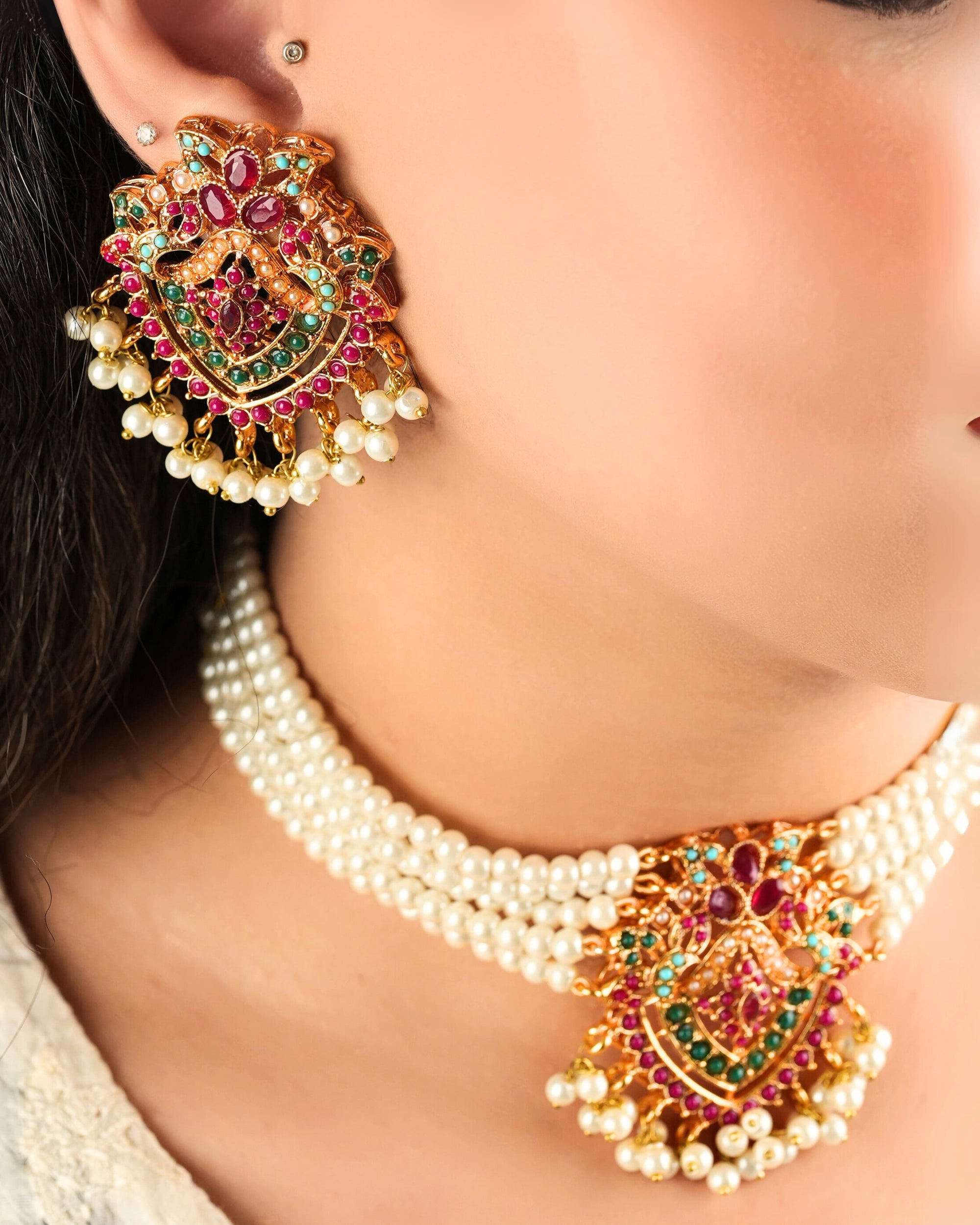 Ayira Nauratan Choker Set With Tika